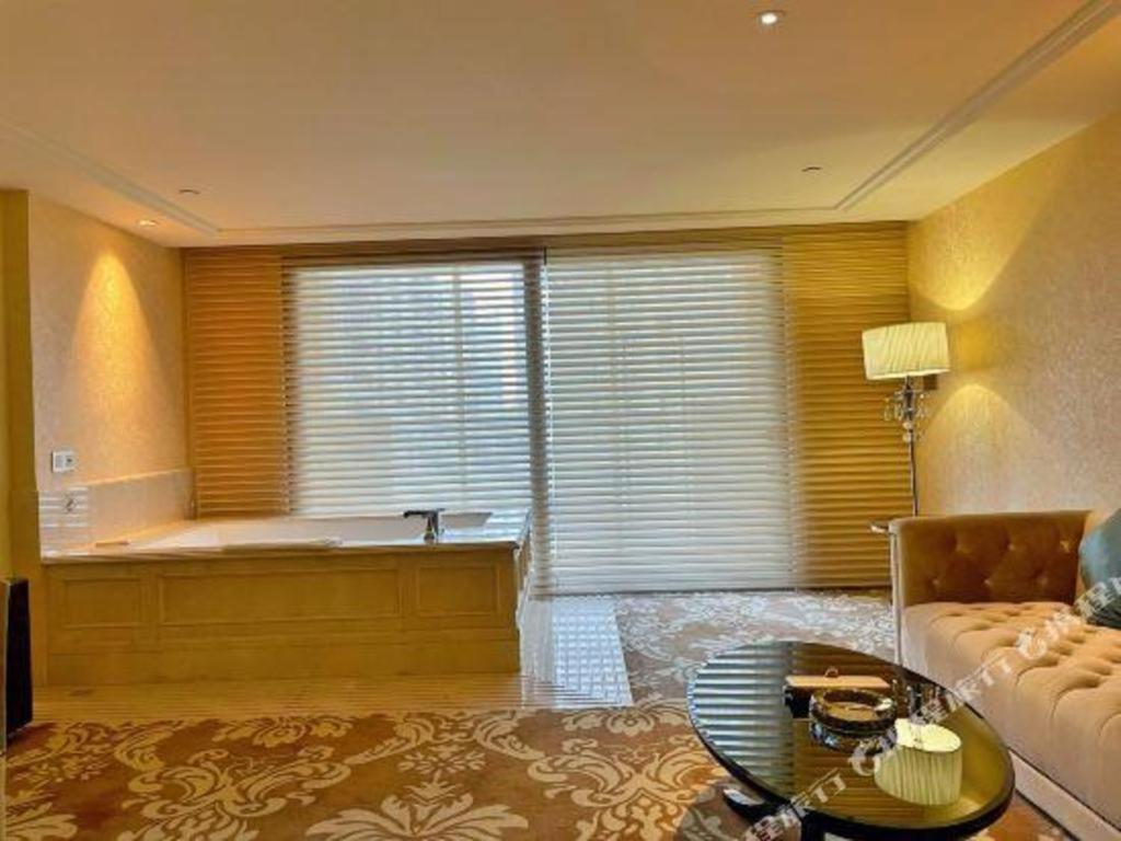 Lake Piedmont International Hotel Guangzhou Exteriör bild